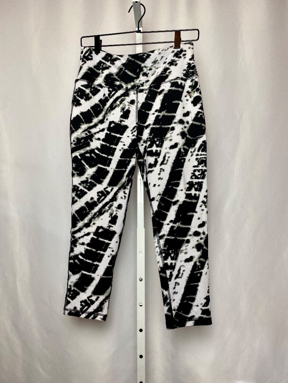 ABS Womenʻs Black & White Graphic Print 7/8 Length Style Yoga Pants Medium - Picture 3 of 8